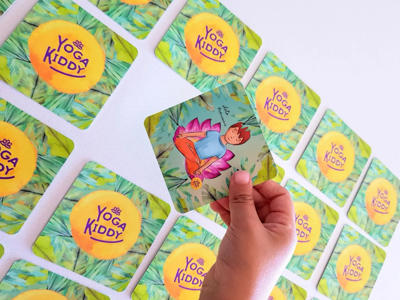 Juego Memorice de Yoga con cartas de posturas y flores de loto