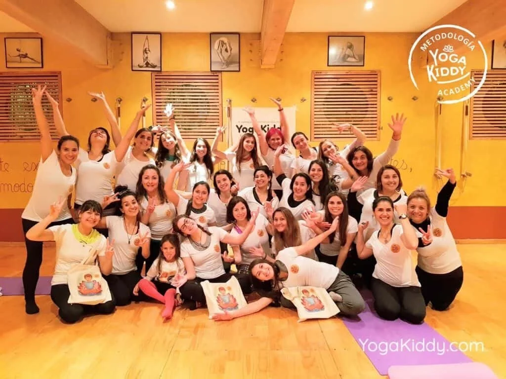 Clase de yoga infantil