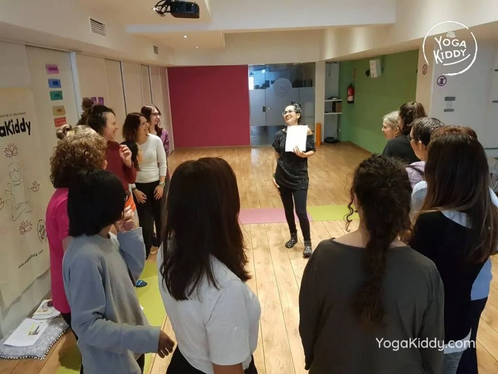 yoga-para-niños-barcelona-espana-formación-monitor-instructurado-profesor-yoga-infantil-yogakiddy_30-1024x768