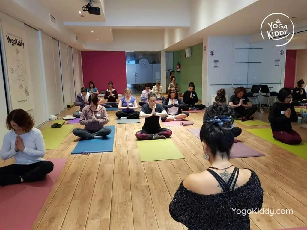 yoga-para-niños-barcelona-espana-formación-monitor-instructurado-profesor-yoga-infantil-yogakiddy_68-1024x768