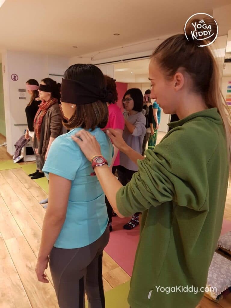 yoga-para-niños-barcelona-espana-formación-monitor-instructurado-profesor-yoga-infantil-yogakiddy_39-768x1024