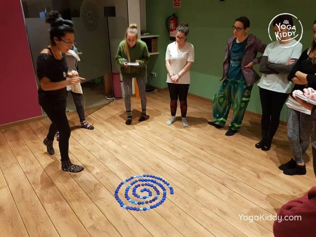yoga-para-niños-barcelona-espana-formación-monitor-instructurado-profesor-yoga-infantil-yogakiddy_23-1024x768