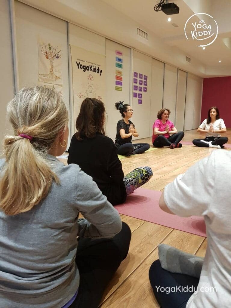 yoga-para-niños-barcelona-espana-formación-monitor-instructurado-profesor-yoga-infantil-yogakiddy_26-768x1024