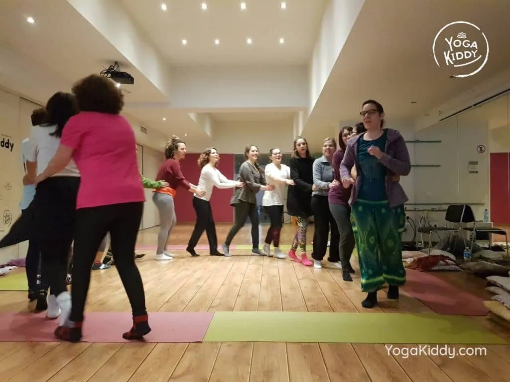 yoga-para-niños-barcelona-espana-formación-monitor-instructurado-profesor-yoga-infantil-yogakiddy_28-1024x768
