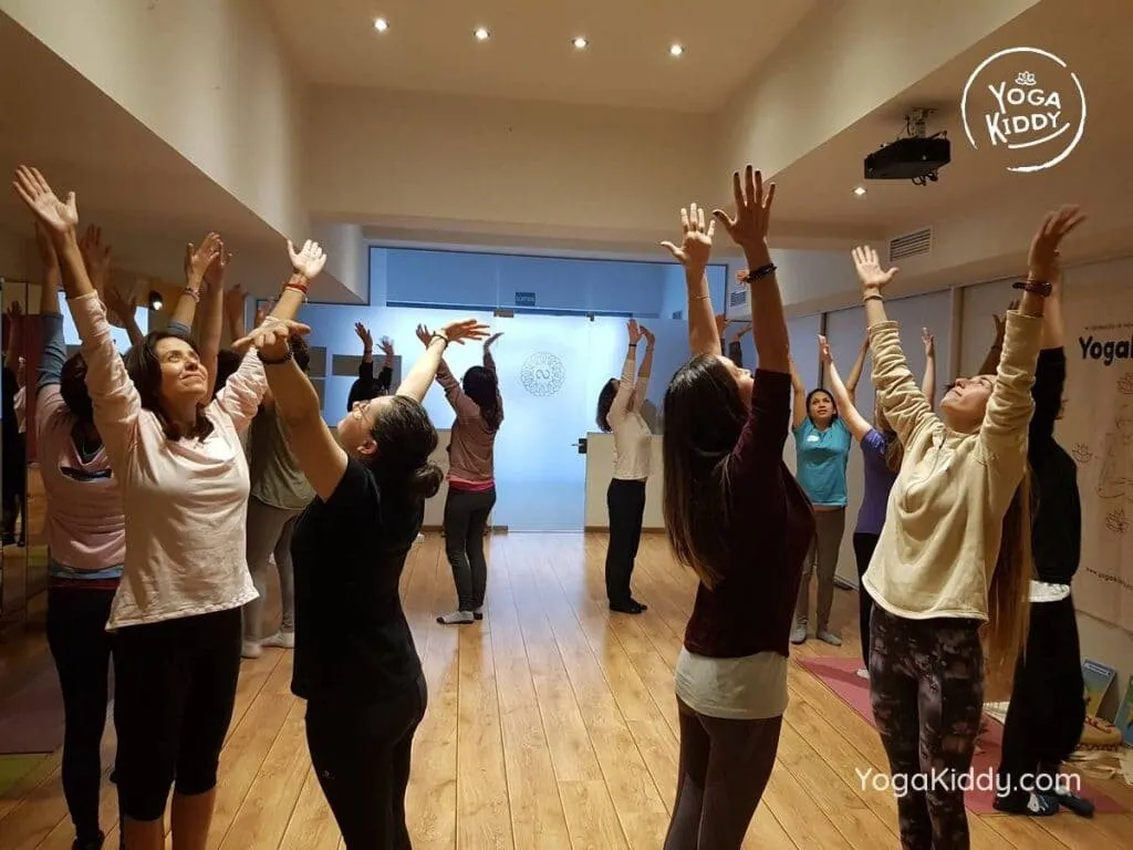 yoga-para-niños-barcelona-espana-formación-monitor-instructurado-profesor-yoga-infantil-yogakiddy_45-1024x768