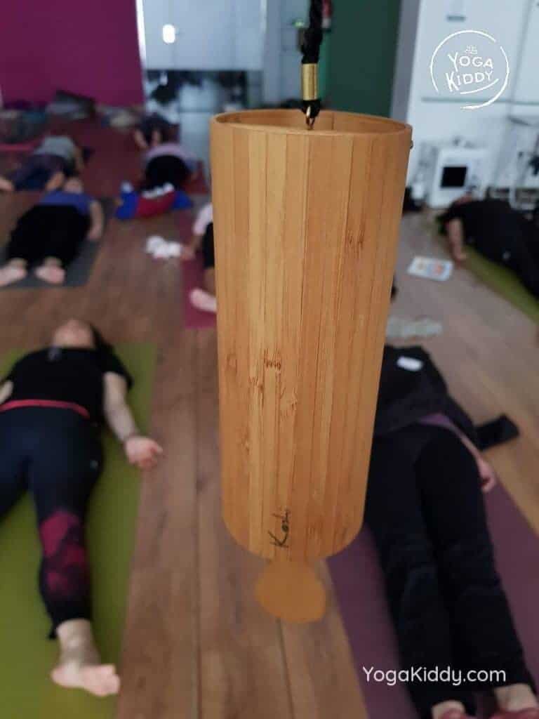 yoga-para-niños-barcelona-espana-formación-monitor-instructurado-profesor-yoga-infantil-yogakiddy_54-768x1024