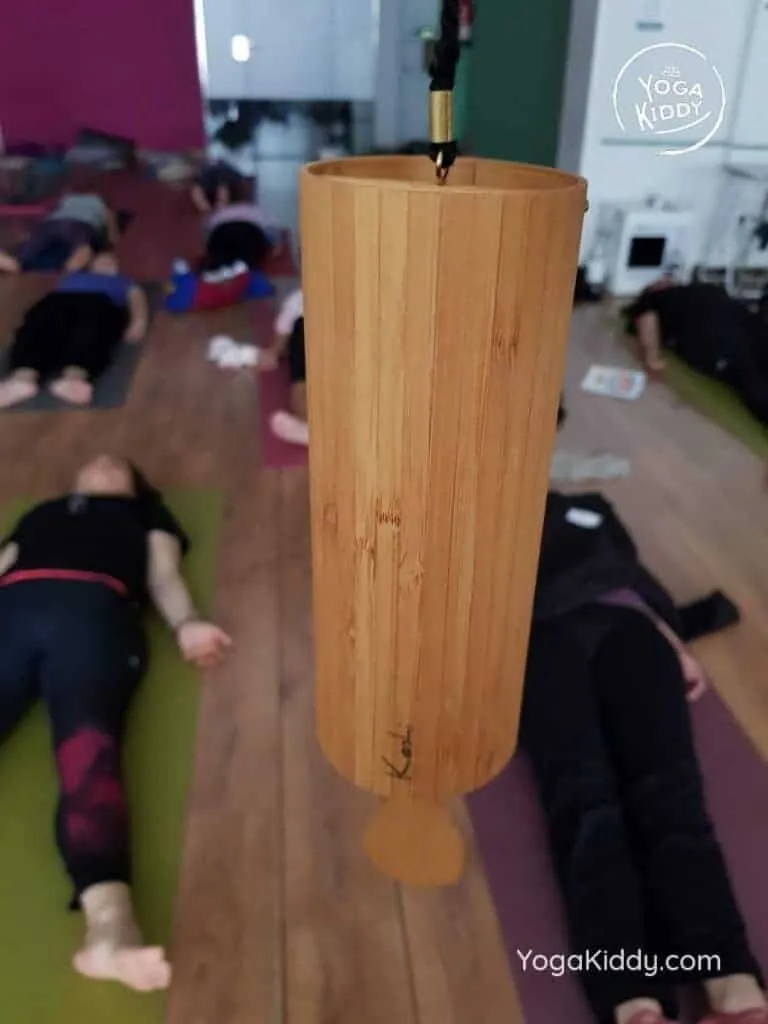 yoga-para-niños-barcelona-espana-formación-monitor-instructurado-profesor-yoga-infantil-yogakiddy_54-768x1024