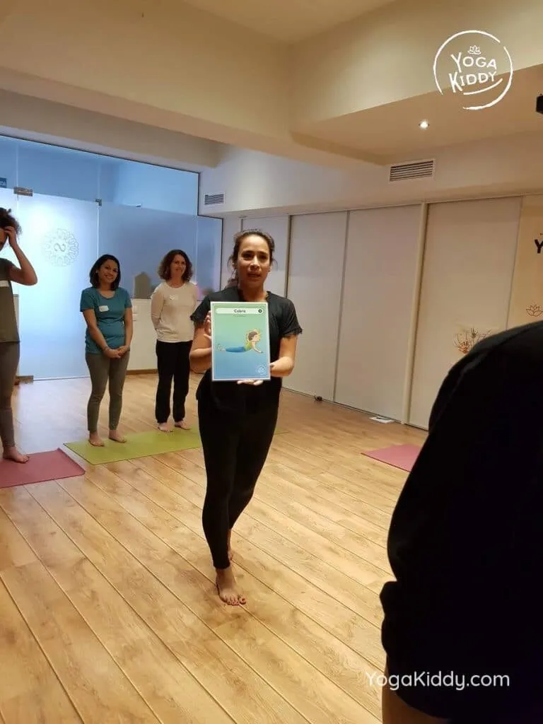yoga-para-niños-barcelona-espana-formación-monitor-instructurado-profesor-yoga-infantil-yogakiddy_48-768x1024
