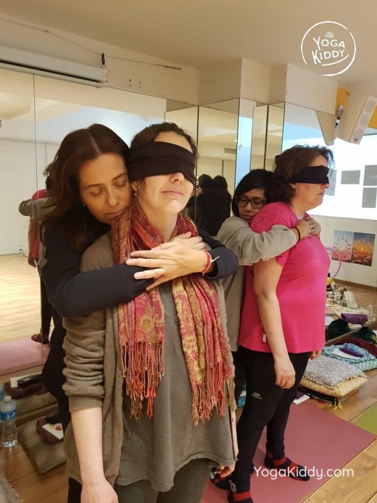 yoga-para-niños-barcelona-espana-formación-monitor-instructurado-profesor-yoga-infantil-yogakiddy_34-768x1024