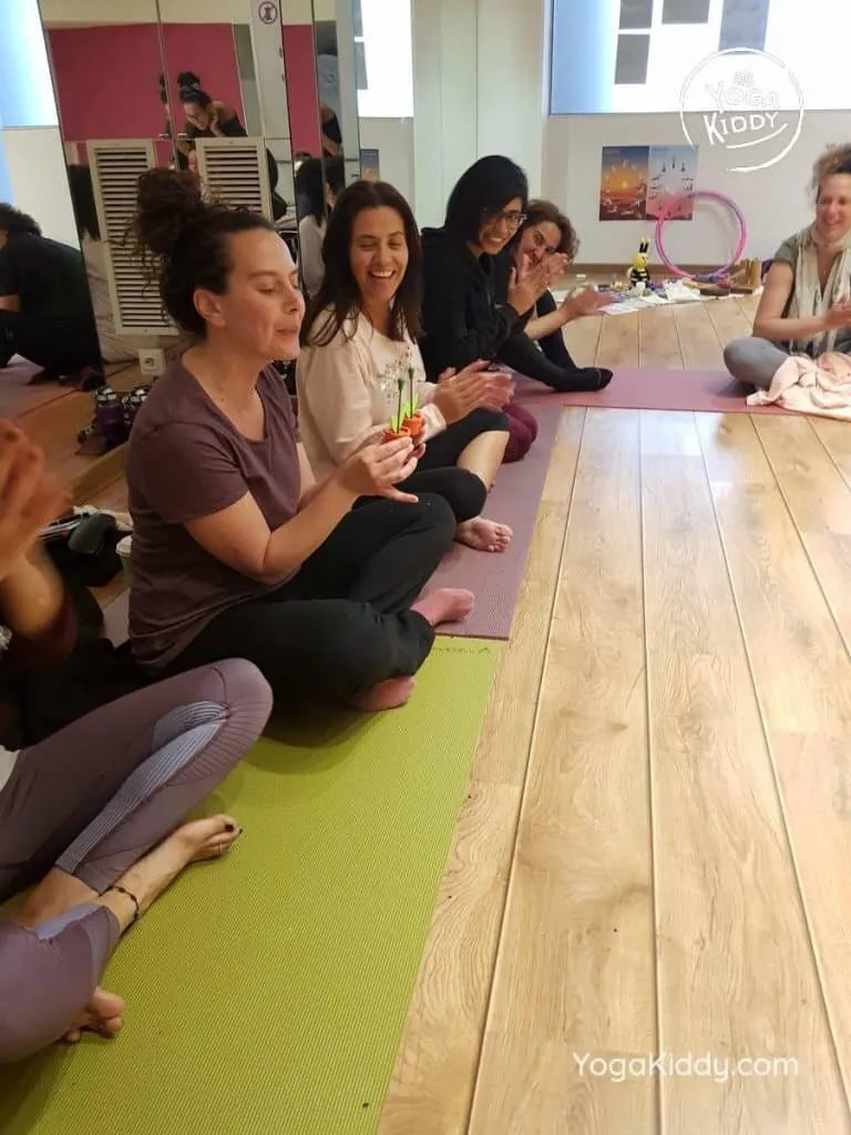 yoga-para-niños-barcelona-espana-formación-monitor-instructurado-profesor-yoga-infantil-yogakiddy_46-768x1024