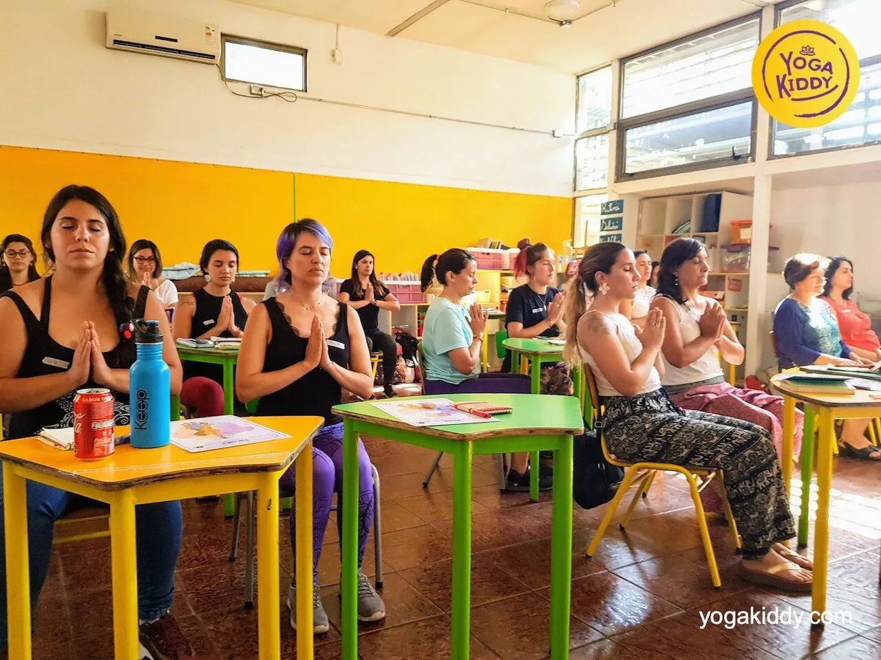 yoga en el aula sala de clase yogakiddy 0016