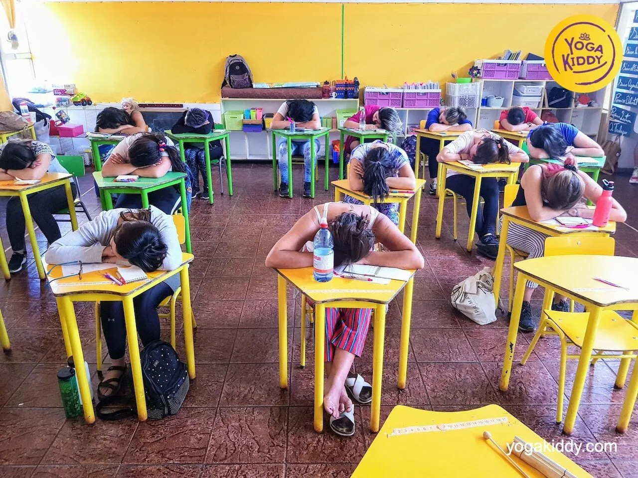 yoga en el aula sala de clase yogakiddy 0023