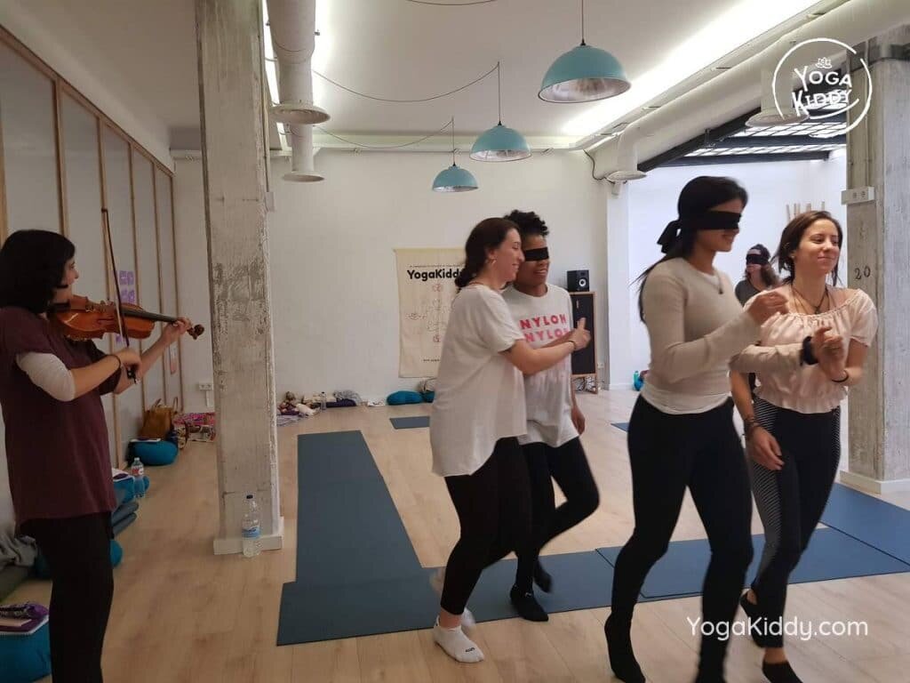 yoga-para-niños-madrid-españa-formación-monitor-instructurado-profesor-yoga-infantil-yogakiddy_14-1024x768
