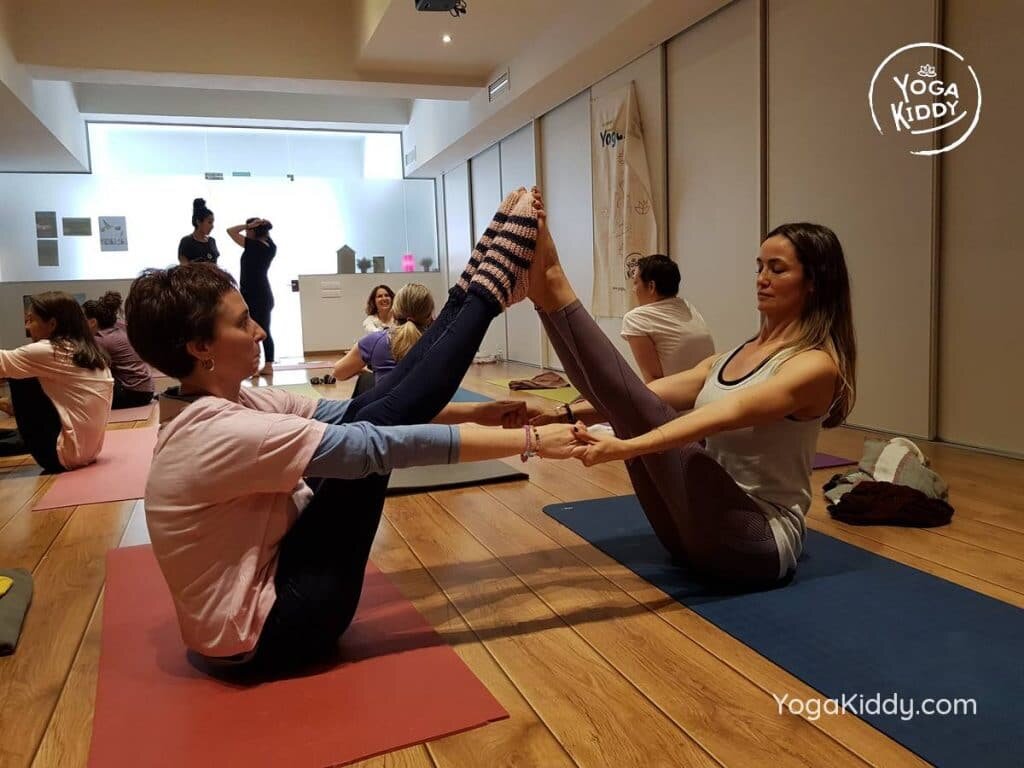 yoga-para-niños-barcelona-espana-formación-monitor-instructurado-profesor-yoga-infantil-yogakiddy_64-1024x768