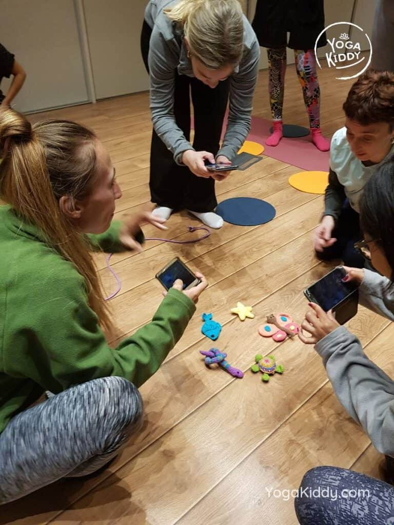 yoga-para-niños-barcelona-espana-formación-monitor-instructurado-profesor-yoga-infantil-yogakiddy_25-768x1024