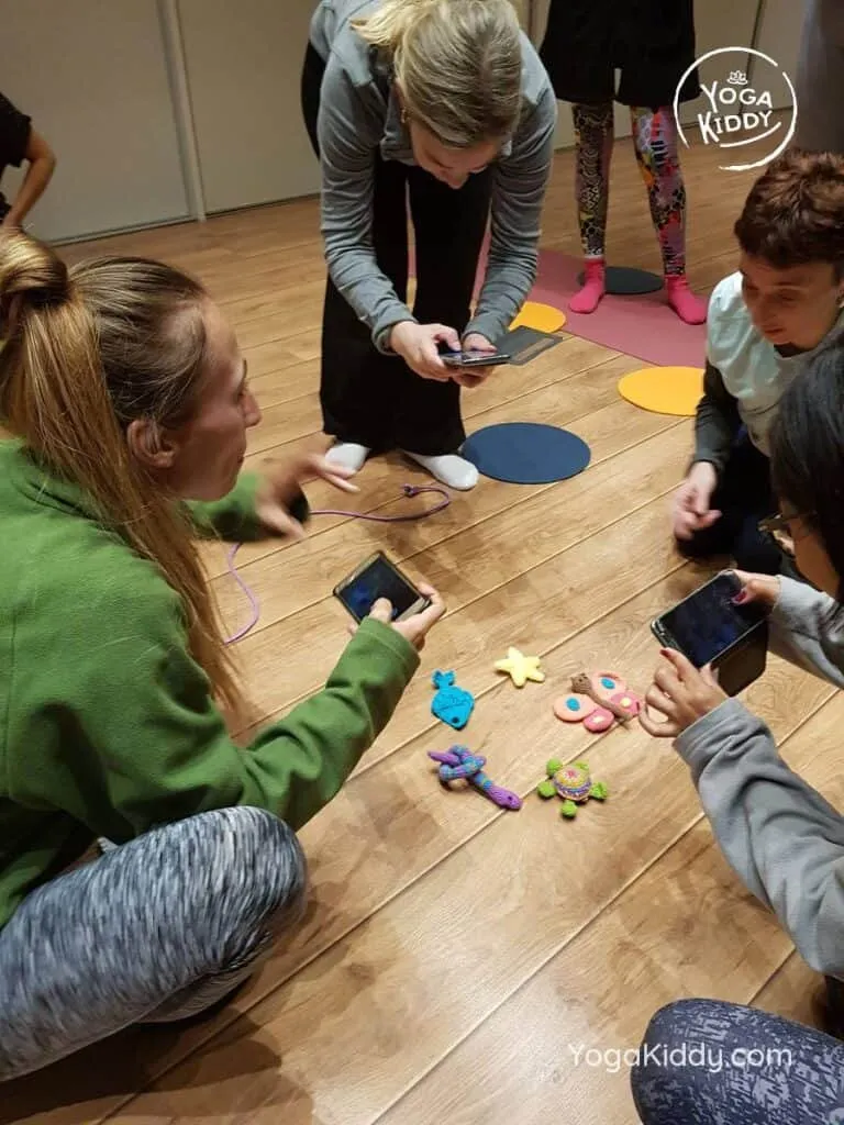 yoga-para-niños-barcelona-espana-formación-monitor-instructurado-profesor-yoga-infantil-yogakiddy_25-768x1024