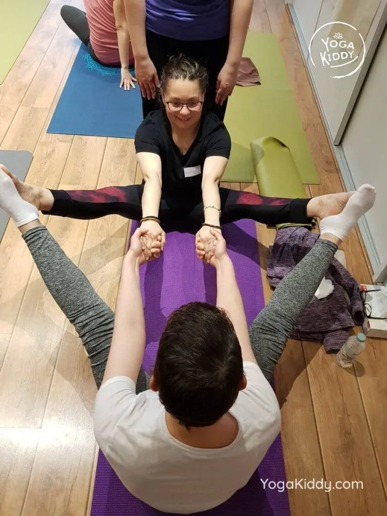 yoga-para-niños-barcelona-espana-formación-monitor-instructurado-profesor-yoga-infantil-yogakiddy_56-768x1024