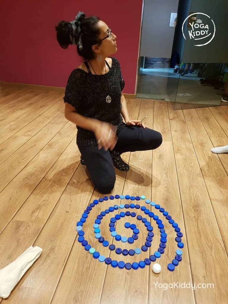 yoga-para-niños-barcelona-espana-formación-monitor-instructurado-profesor-yoga-infantil-yogakiddy_22-768x1024