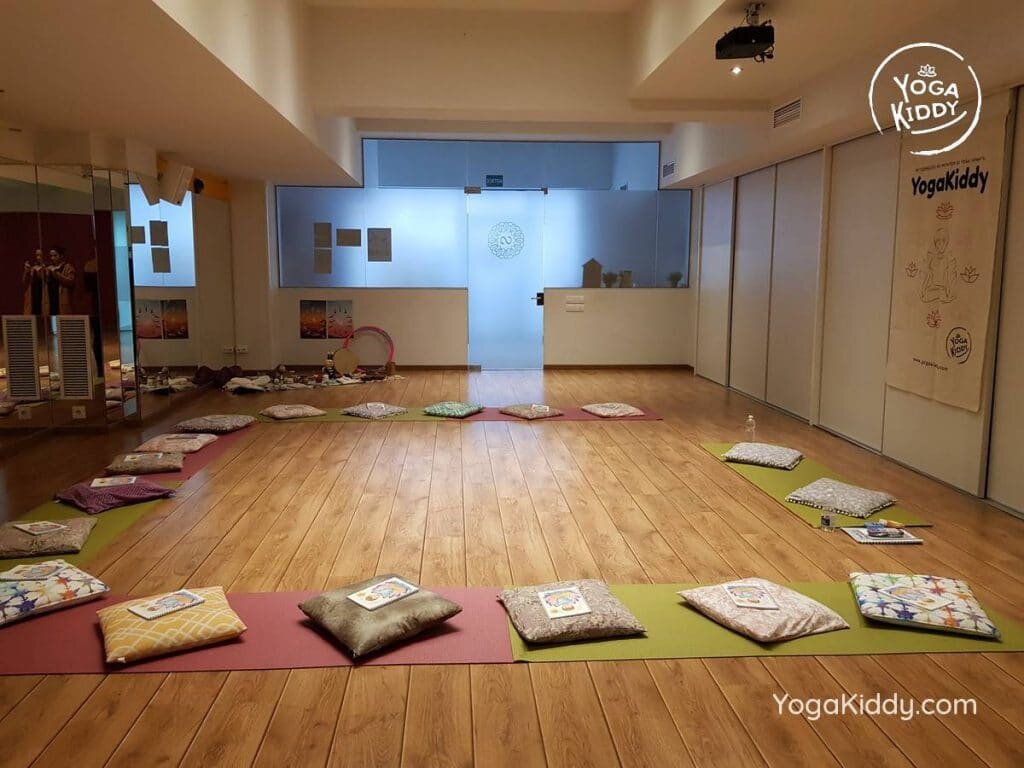 yoga-para-niños-barcelona-espana-formación-monitor-instructurado-profesor-yoga-infantil-yogakiddy_70-1024x768
