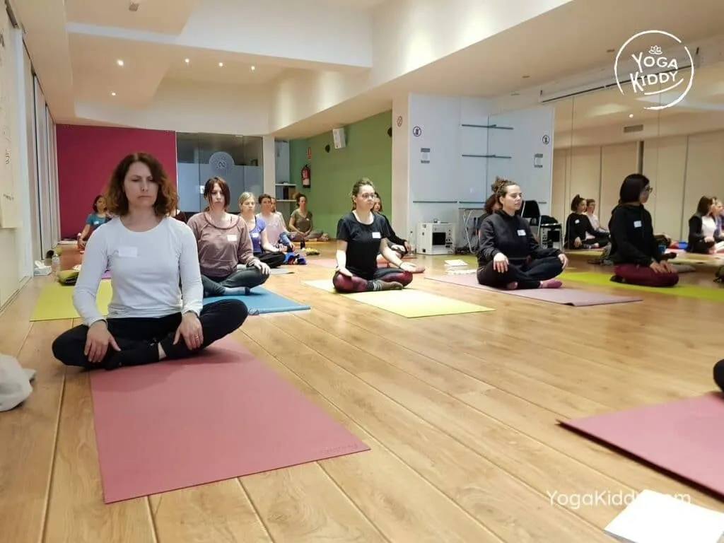 yoga-para-niños-barcelona-espana-formación-monitor-instructurado-profesor-yoga-infantil-yogakiddy_66-1024x768