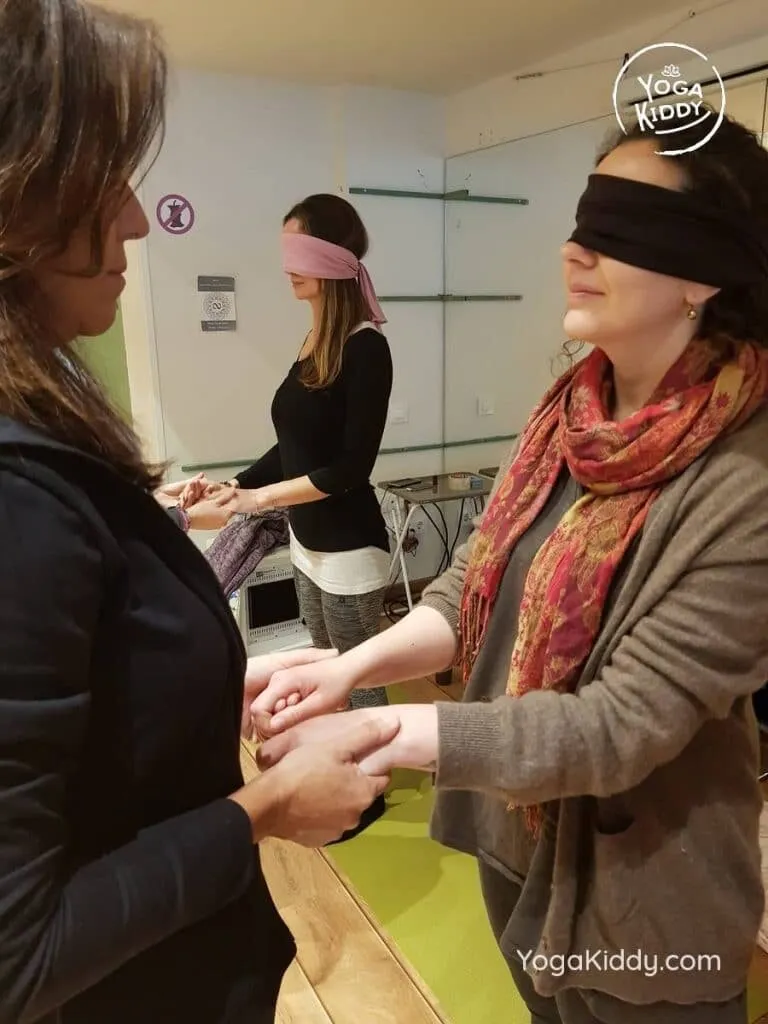 yoga-para-niños-barcelona-espana-formación-monitor-instructurado-profesor-yoga-infantil-yogakiddy_32-768x1024