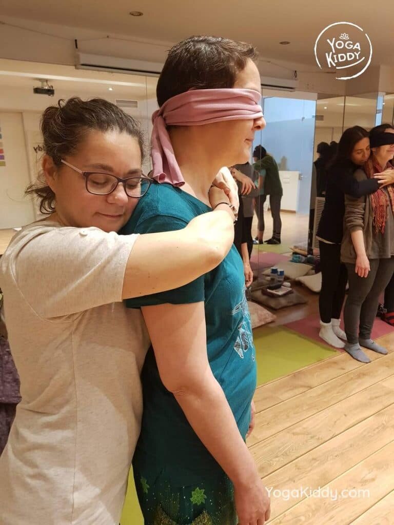 yoga-para-niños-barcelona-espana-formación-monitor-instructurado-profesor-yoga-infantil-yogakiddy_36-768x1024