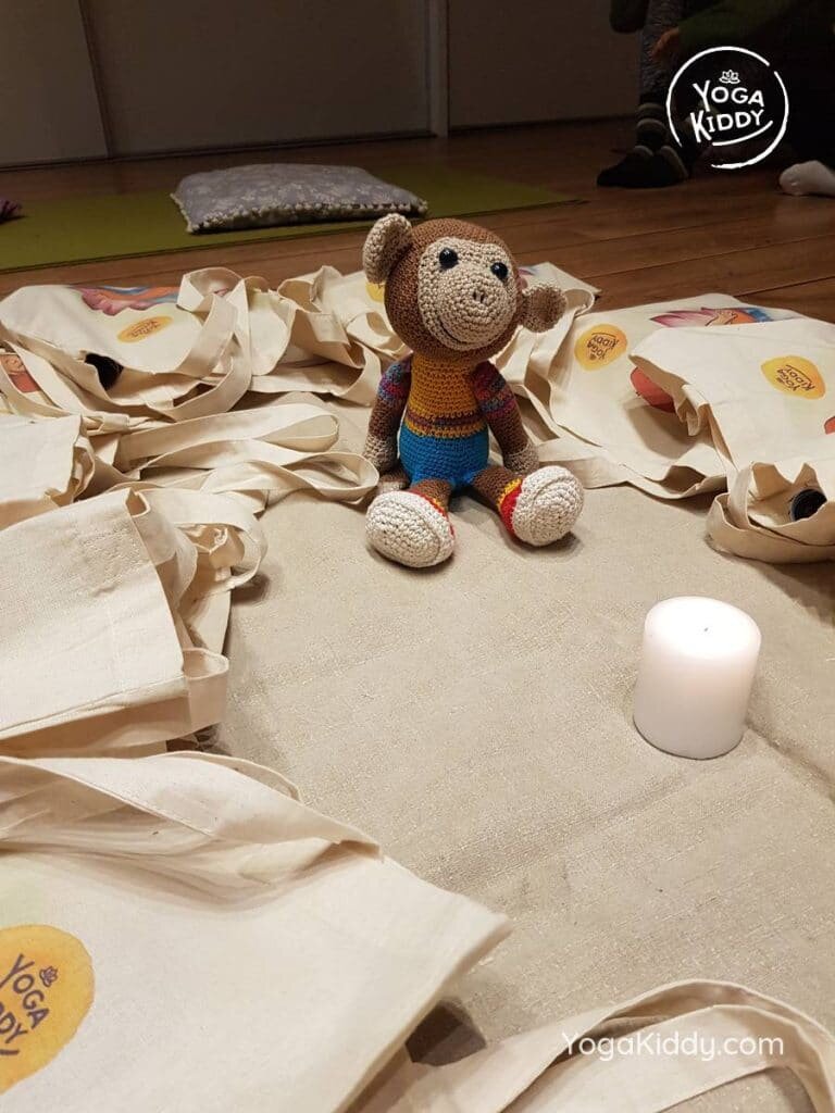yoga-para-niños-barcelona-espana-formación-monitor-instructurado-profesor-yoga-infantil-yogakiddy_17-768x1024