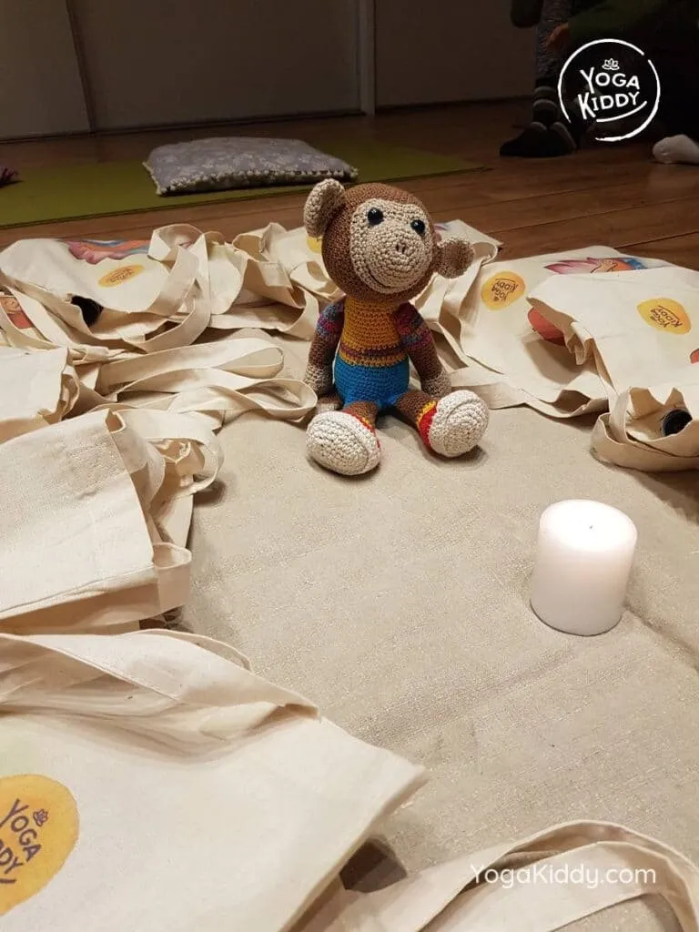 yoga-para-niños-barcelona-espana-formación-monitor-instructurado-profesor-yoga-infantil-yogakiddy_17-768x1024