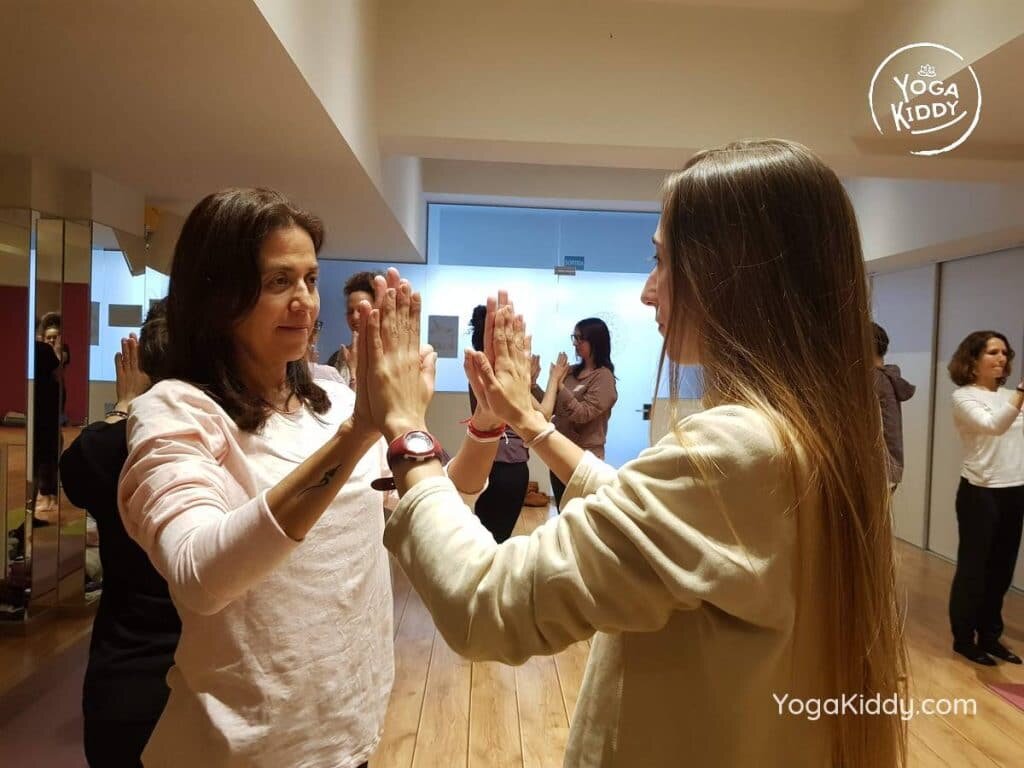 yoga-para-niños-barcelona-espana-formación-monitor-instructurado-profesor-yoga-infantil-yogakiddy_43-1024x768