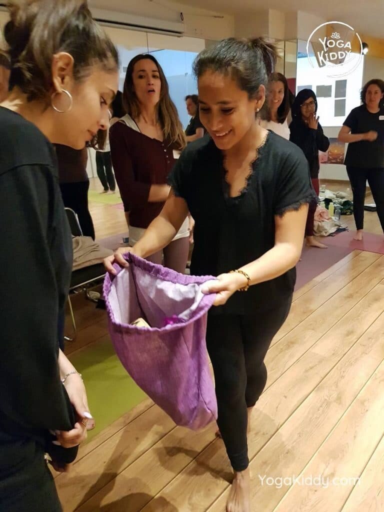 yoga-para-niños-barcelona-espana-formación-monitor-instructurado-profesor-yoga-infantil-yogakiddy_50-768x1024