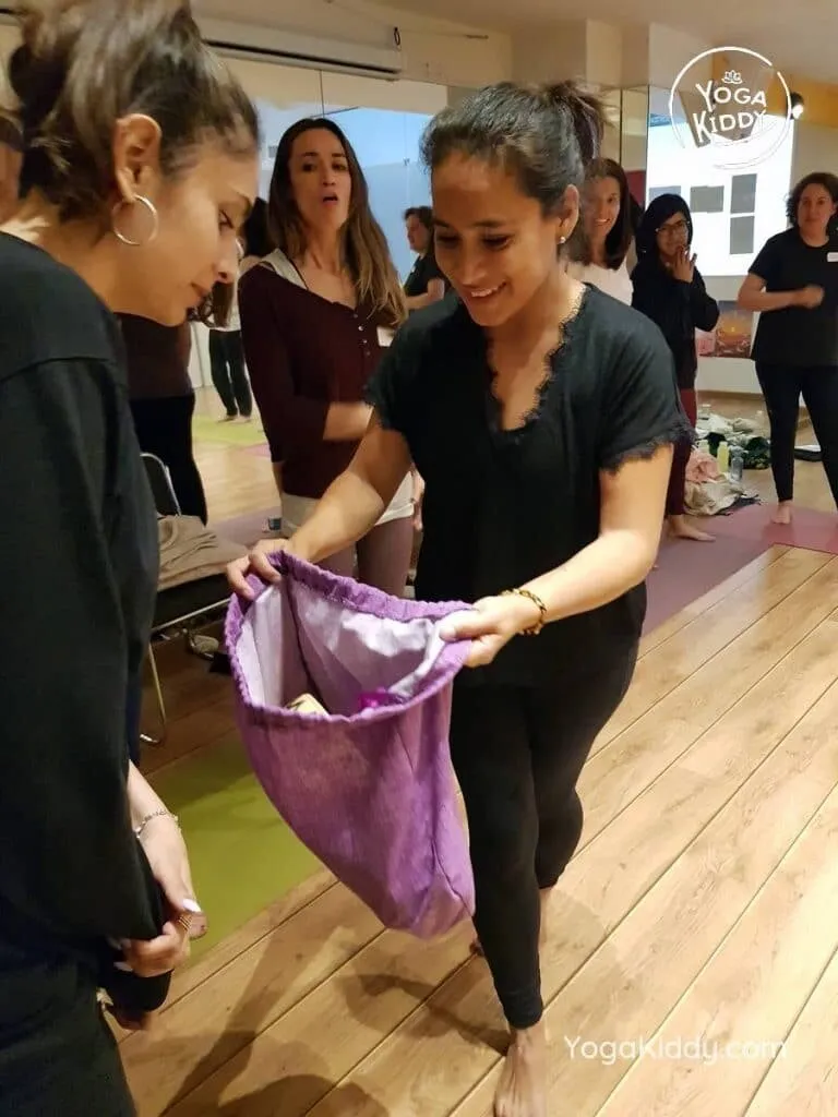 yoga-para-niños-barcelona-espana-formación-monitor-instructurado-profesor-yoga-infantil-yogakiddy_50-768x1024