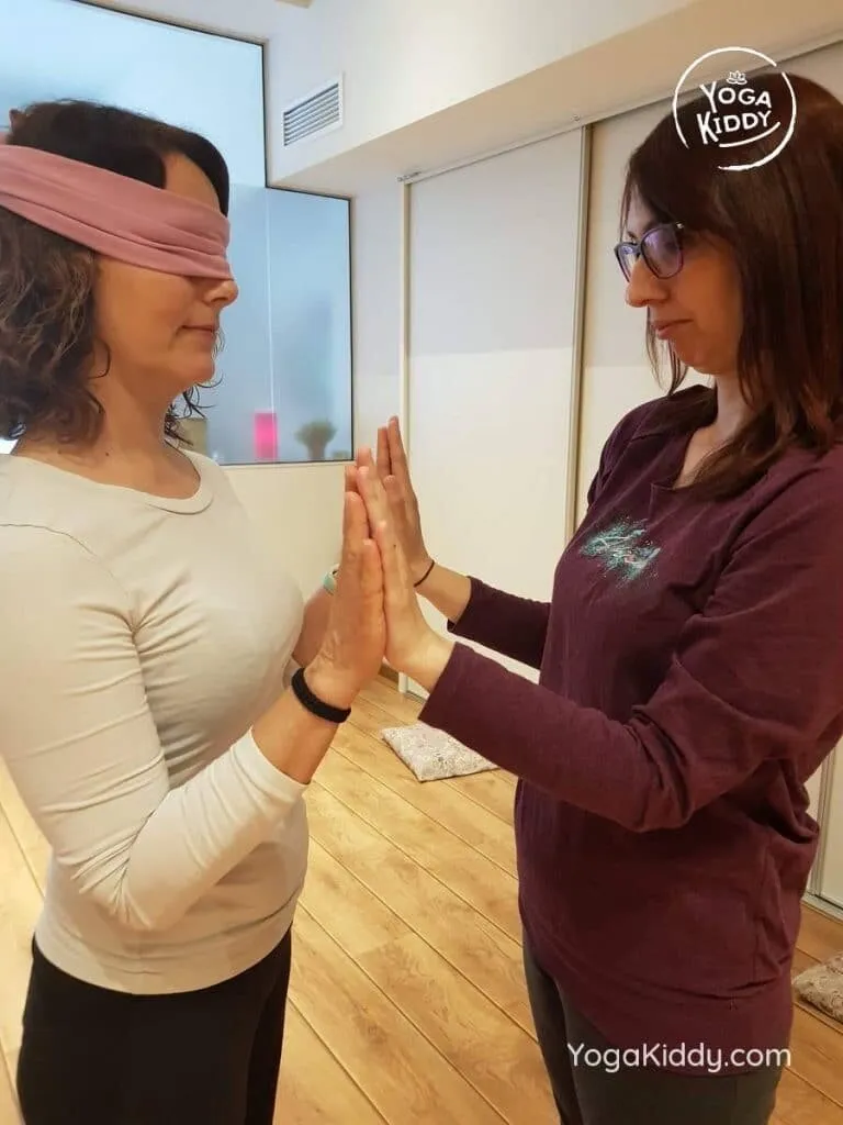 yoga-para-niños-barcelona-espana-formación-monitor-instructurado-profesor-yoga-infantil-yogakiddy_33-768x1024