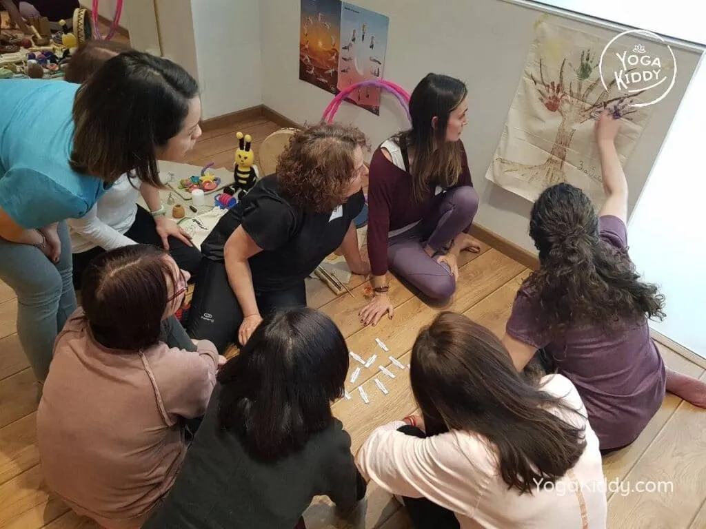yoga-para-niños-barcelona-espana-formación-monitor-instructurado-profesor-yoga-infantil-yogakiddy_52-1024x768