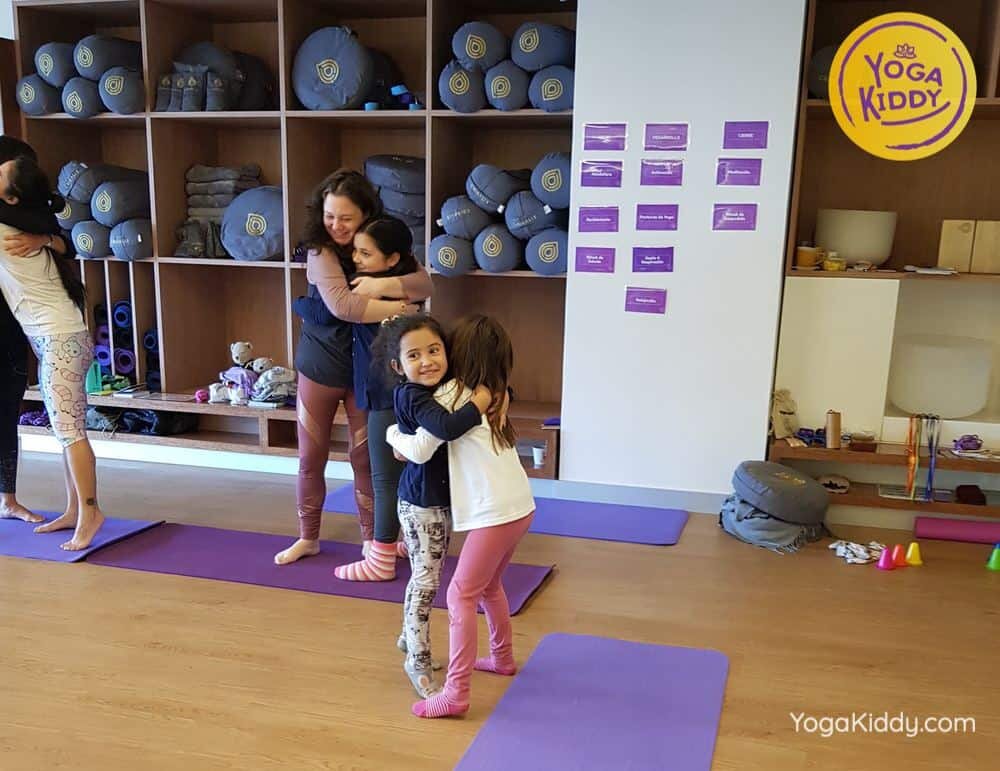 Las-caricias-en-el-yoga-infantil-ninos-yogakiddy