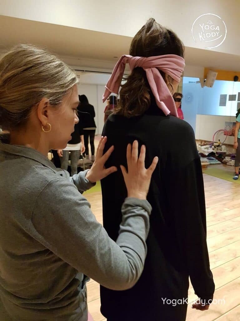 yoga-para-niños-barcelona-espana-formación-monitor-instructurado-profesor-yoga-infantil-yogakiddy_38-768x1024