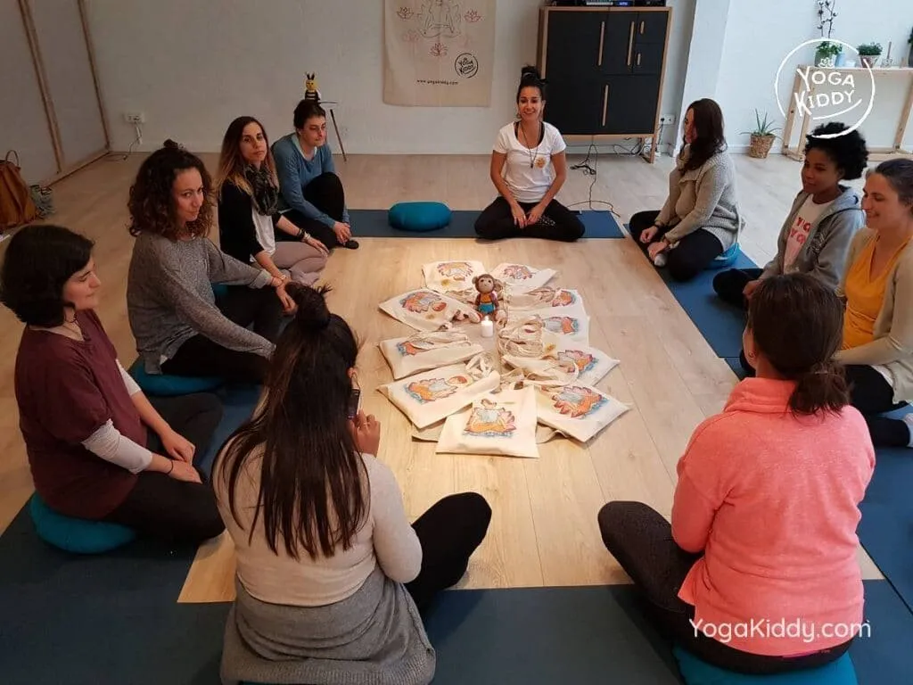 yoga-para-niños-madrid-españa-formación-monitor-instructurado-profesor-yoga-infantil-yogakiddy-1024x768