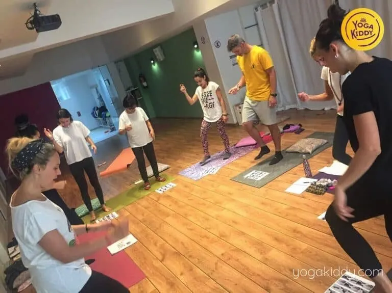 Yoga-para-niños-barcelona-españa-Formación-Internacional-de-Monitor-de-Yoga-Infantil-1-768x575