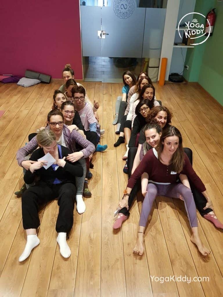 yoga-para-niños-barcelona-espana-formación-monitor-instructurado-profesor-yoga-infantil-yogakiddy_53-768x1024