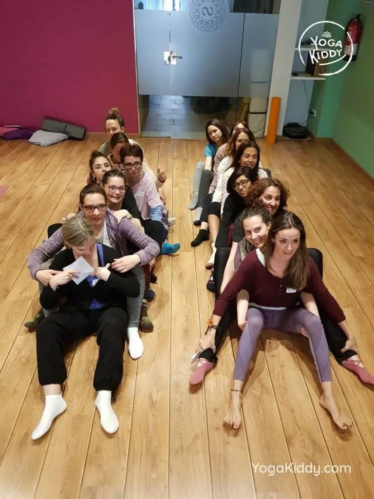 yoga-para-niños-barcelona-espana-formación-monitor-instructurado-profesor-yoga-infantil-yogakiddy_53-768x1024