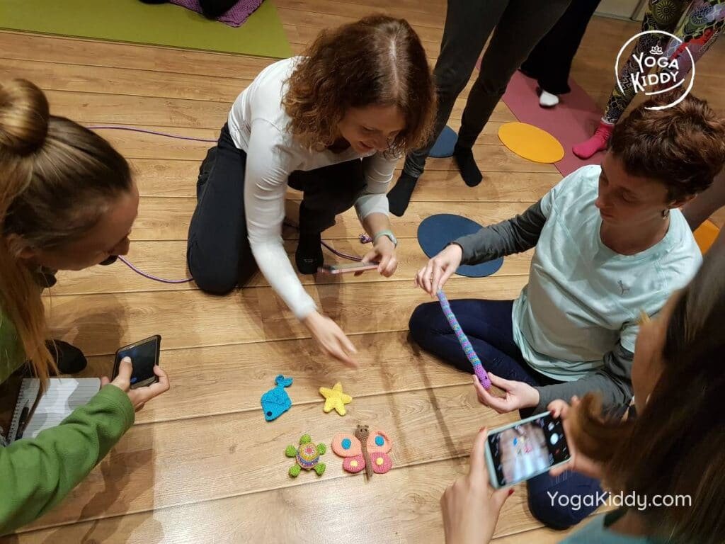 yoga-para-niños-barcelona-espana-formación-monitor-instructurado-profesor-yoga-infantil-yogakiddy_24-1024x768