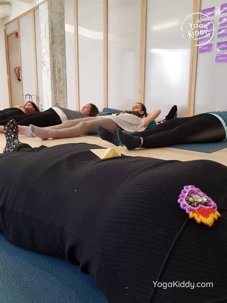 yoga-para-niños-madrid-españa-formación-monitor-instructurado-profesor-yoga-infantil-yogakiddy_4-768x1024