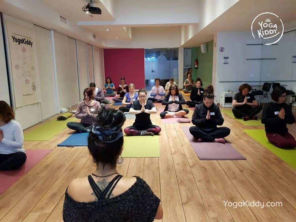 yoga-para-niños-barcelona-espana-formación-monitor-instructurado-profesor-yoga-infantil-yogakiddy_67-1024x768
