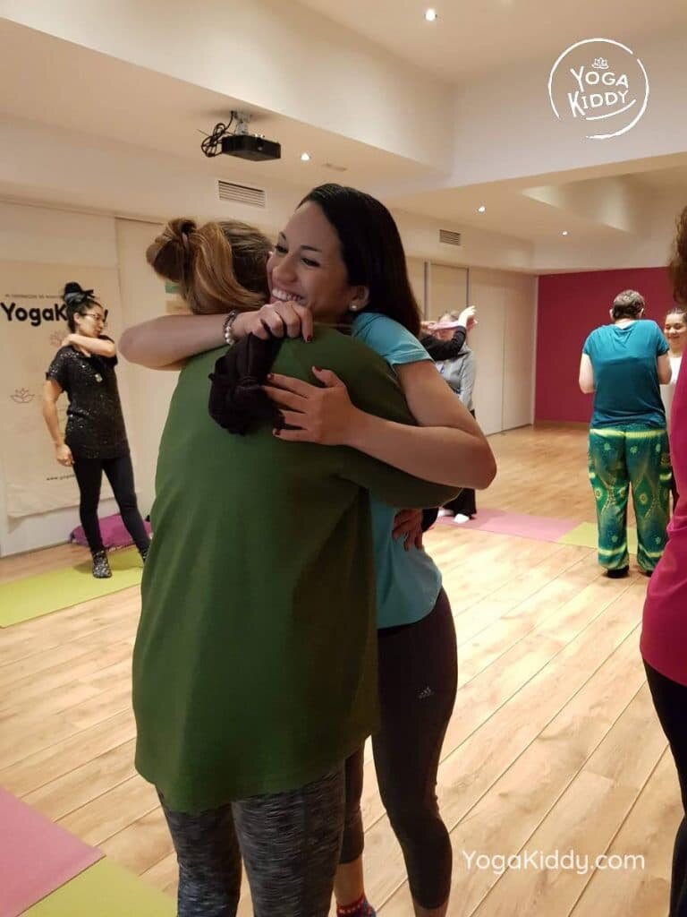 yoga-para-niños-barcelona-espana-formación-monitor-instructurado-profesor-yoga-infantil-yogakiddy_41-768x1024