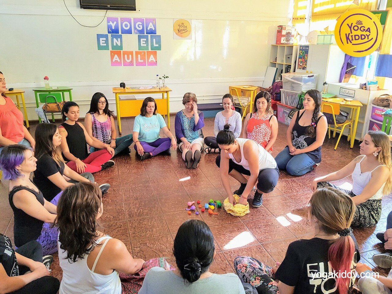yoga en el aula sala de clase yogakiddy 0005