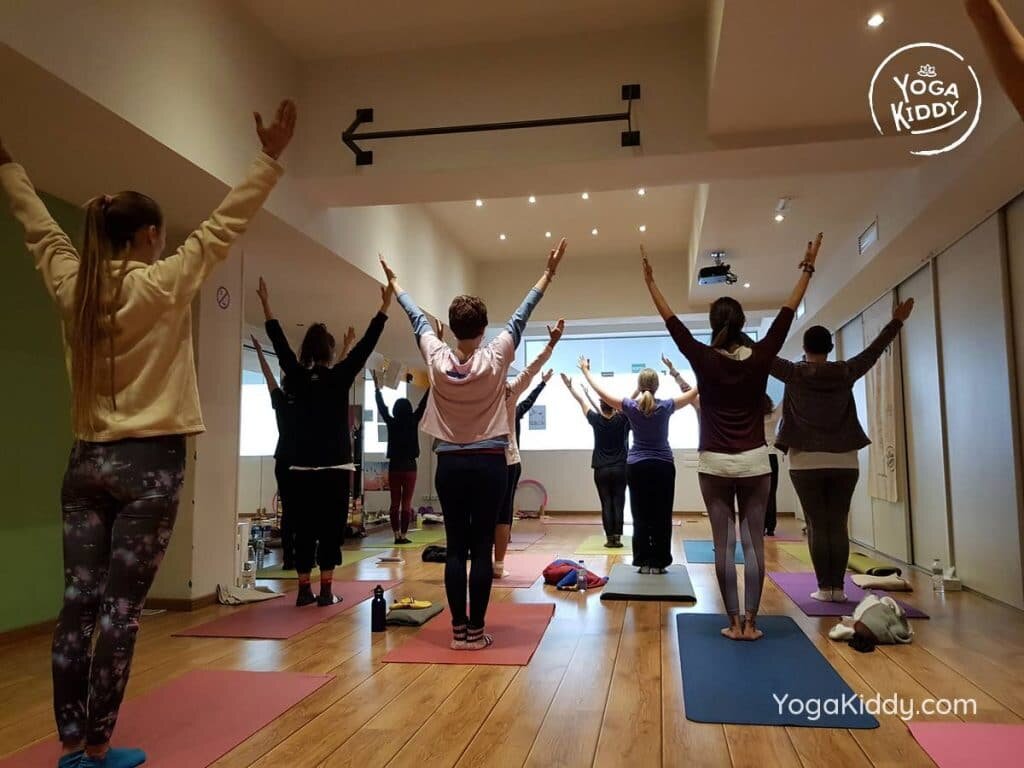 yoga-para-niños-barcelona-espana-formación-monitor-instructurado-profesor-yoga-infantil-yogakiddy_65-1024x768