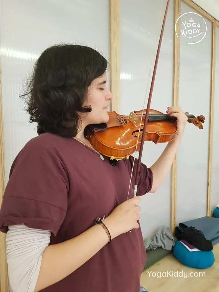 yoga-para-niños-madrid-españa-formación-monitor-instructurado-profesor-yoga-infantil-yogakiddy_15-768x1024