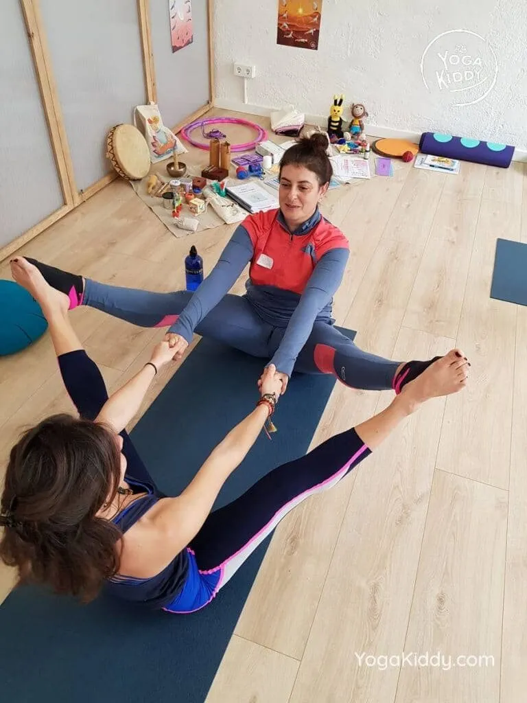 yoga-para-niños-madrid-españa-formación-monitor-instructurado-profesor-yoga-infantil-yogakiddy_21-768x1024