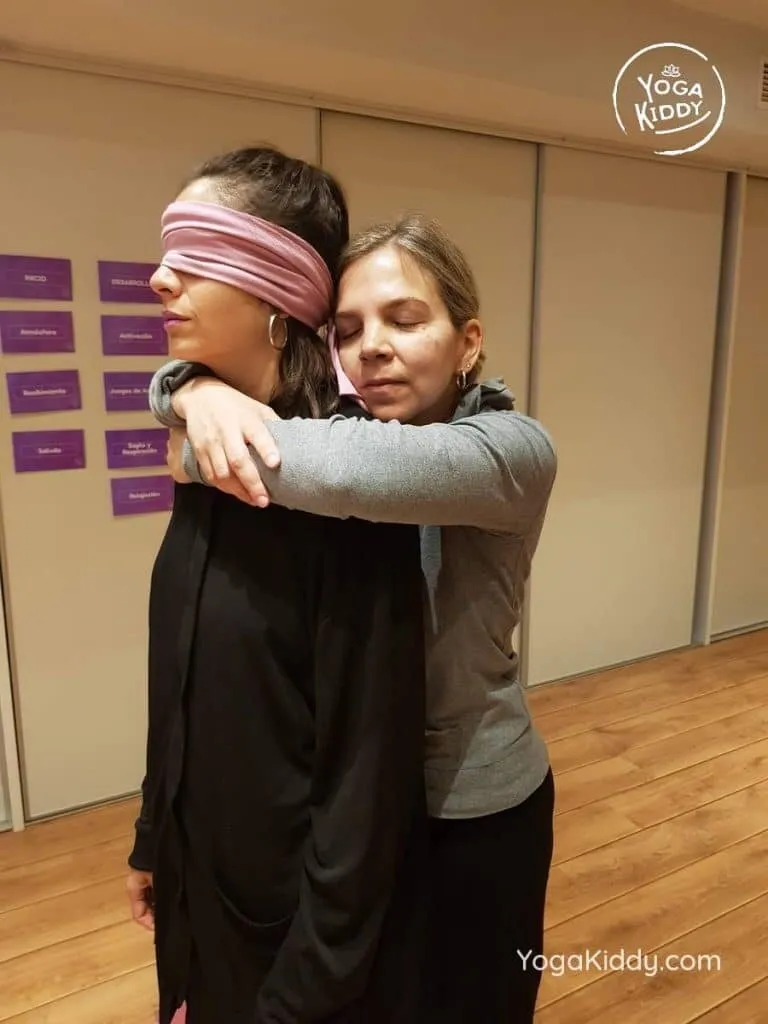 yoga-para-niños-barcelona-espana-formación-monitor-instructurado-profesor-yoga-infantil-yogakiddy_35-768x1024