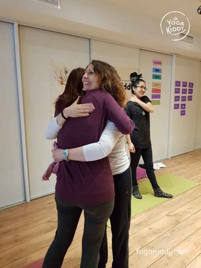 yoga-para-niños-barcelona-espana-formación-monitor-instructurado-profesor-yoga-infantil-yogakiddy_40-768x1024